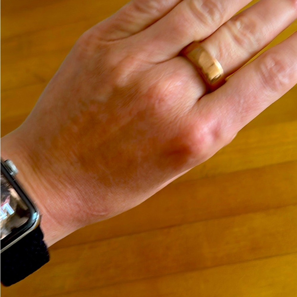 Oura ring rosegold size8, worn only a couple mon. Paid over $500still under warr